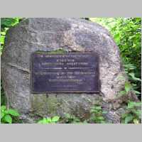 001-1236 Die Gedenktafel in der Wolfsschanze erinnert an das Attentat auf Hitler.jpg